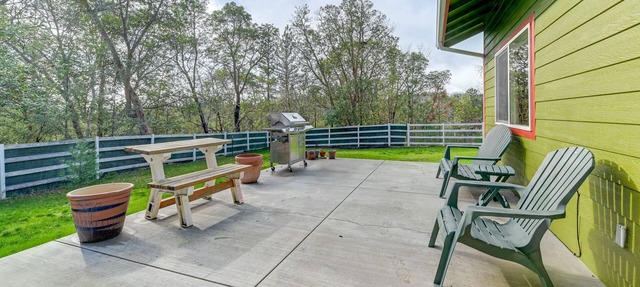 Charming Grants Pass Cottage w/Patio & Gas Grill!
