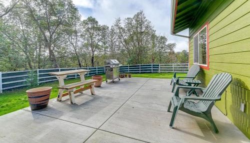 Charming Grants Pass Cottage w/Patio & Gas Grill!
