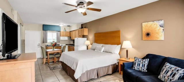 Charming hotel with pool, hot tub, putting green and cafe'