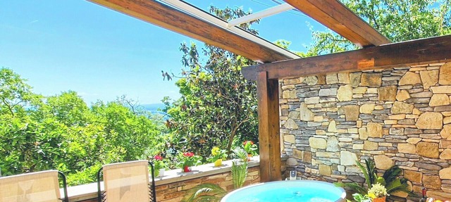 Charming house in medieval village of Larciano Castello, (PT) 51036