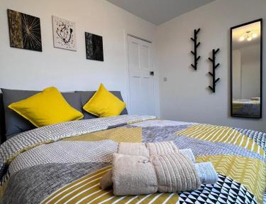 Charming House with Gardens and Family-Friendly Amenities