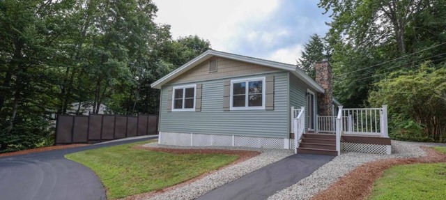 Charming Lake Community Bungaloo. Comfortable living with 86 inch tv!