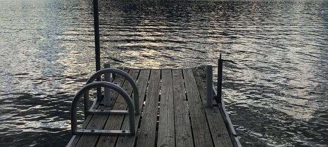 Charming Lakefront Cottage - Northern Lake George
