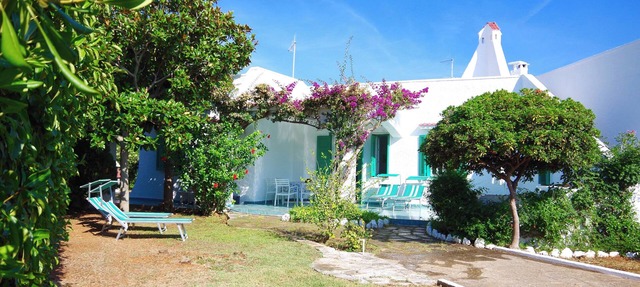Charming, light-filled Mediterranean Villa – sleeps 2-6, only 250 m from the Sea