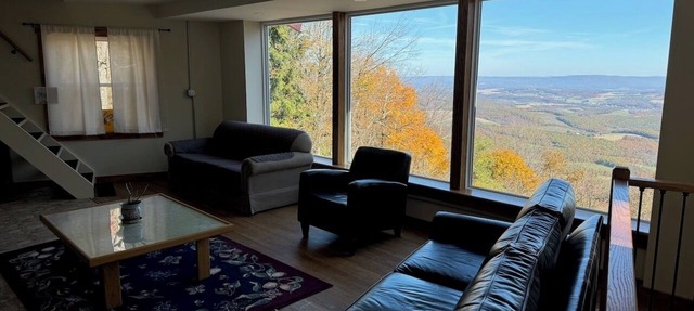 Charming mountain cabin with stunning view