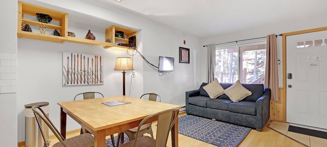 Charming One-Bedroom. Walk to Town, Near Hiking/Biking l wp33b