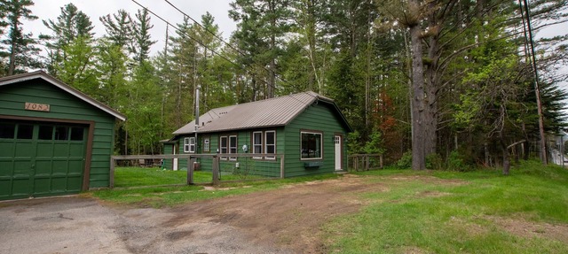 Charming pet friendly 2-bedroom cabin in Raybrook