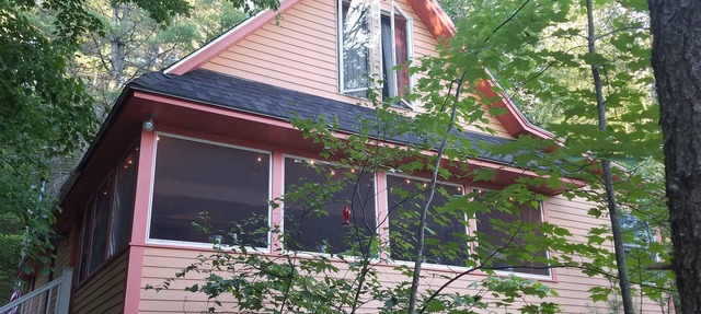 Charming & private lakefront cottage