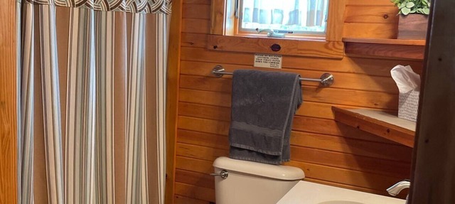 Charming Rustic Cottage in the Heart of Laurel Highlands, PA Escape to this cozy, rustic retreat nestled in the stunning Laurel Highlands of Pennsylvania & Deer Creek Winery, where nature meets comfort & taste. Perfect for a weekend getaway or