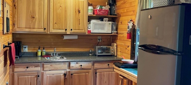 Charming Rustic Cottage in the Heart of Laurel Highlands, PA Escape to this cozy, rustic retreat nestled in the stunning Laurel Highlands of Pennsylvania & Deer Creek Winery, where nature meets comfort & taste. Perfect for a weekend getaway or a