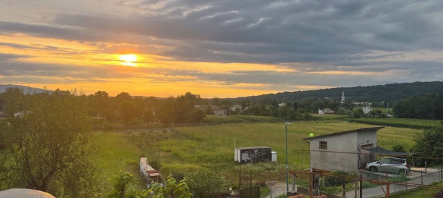 Charming Rustic Stay Near Prosecco Hills ~ Full kitchen, Parking, AC & Fast WiFi