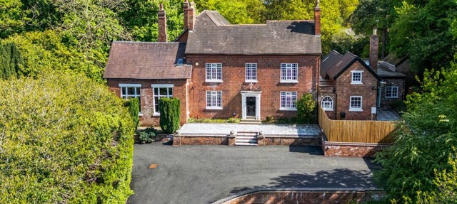 Charming,Spacious Manor House with Lake&Pool Table