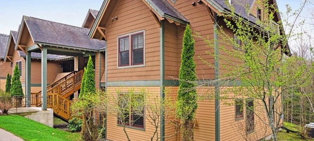 Charming & spacious two-story townhome with balcony - close to Okemo