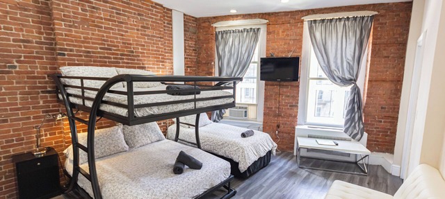 Charming STUDIO apartment with 1 Full Bunk/1 Double beds