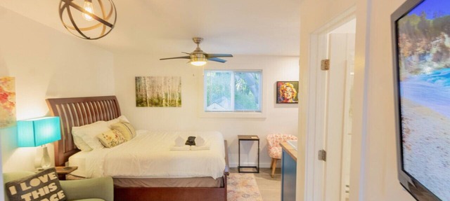 *Charming Studio* Central to Everything!