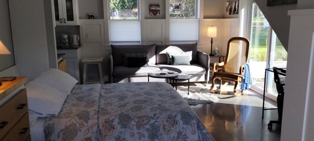 Charming Studio Se7en apartment in tranquil Shelburne, perfect for your getaway!