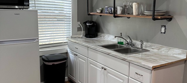 Charming studio with WiFi and AC in terrific Downtown Commerce!