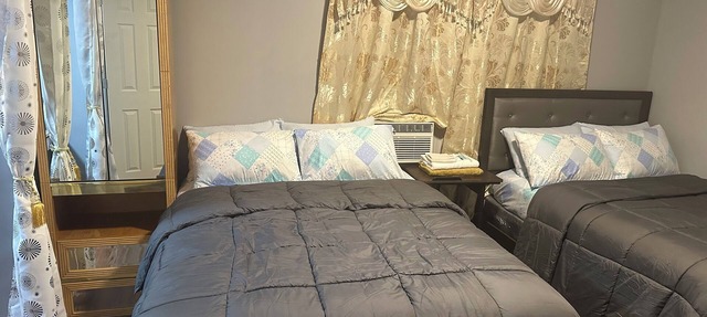 "Charming Suite with 2 Queen Beds – Ideal for Families!"