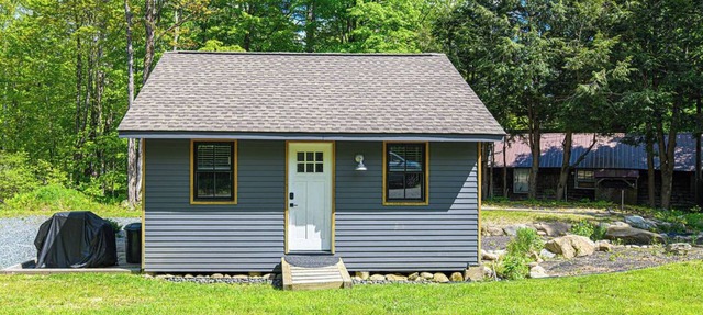 Charming Sunapee Tiny Home: Walk to Lake + Cool AC