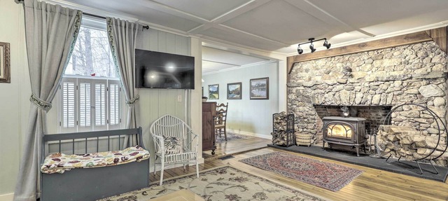 Charming Sutton Cottage: Walk to Lake & Farm!