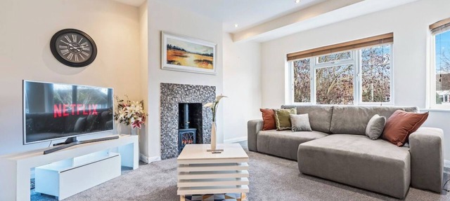 Charming Thames Ditton Apt- Sleeps 6- Free Parking