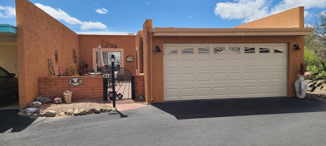 Charming townhome with AC in Green Valley. Utilities and wireless WI-FI incl.