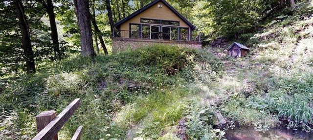Charming waterfront 2BR house, private beach, waterfall, firepit, wifi, kayak