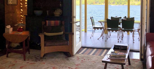 Charming Waterfront 4-bedroom cabin