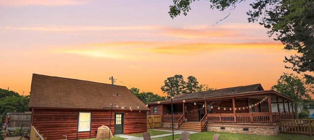 Charming Waterfront Compound w/Lake Access - Pet Friendly -Theatre and Game Room