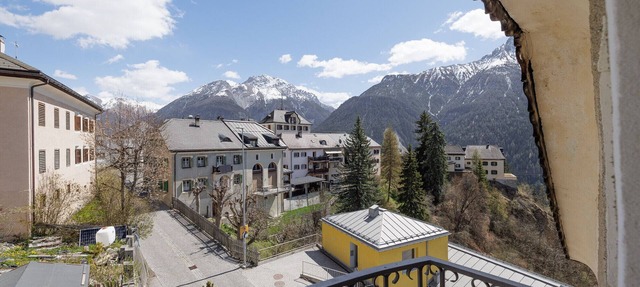 Chasa d’Uina 4.5 – Spacious penthouse in the centre of Sent