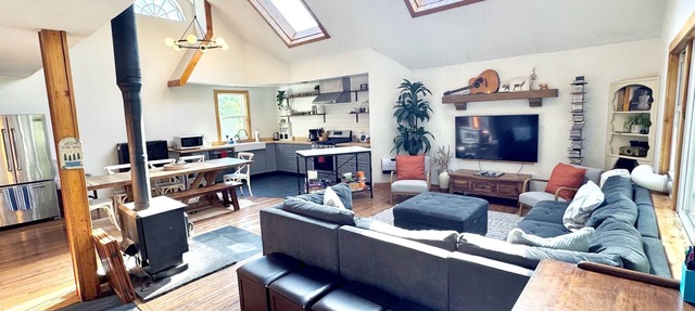 Cheerful 3-bedroom cabin with mountain view