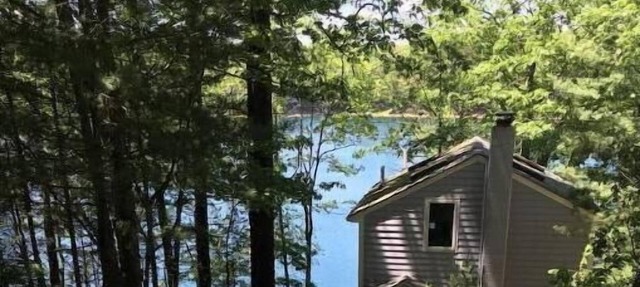Cheerful lake-front cottage