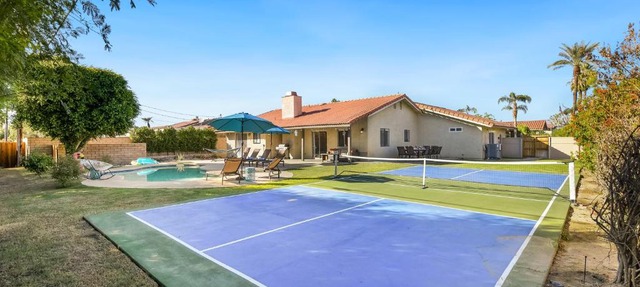 Cheerful villa with Pool, Spa, & Private Pickleball Court!