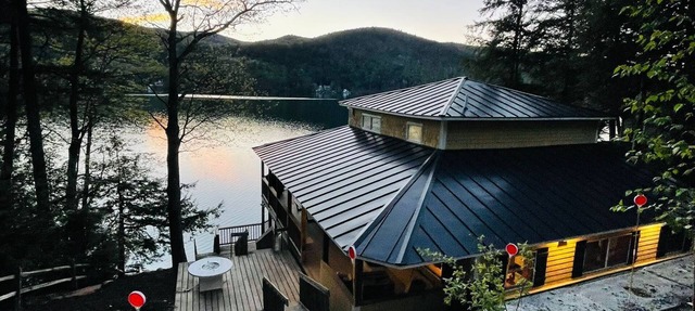 Cheerful waterfront 4 bedroom brand new Lake Cottage