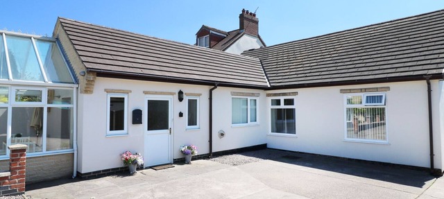 CHERRY FIELDS, pet friendly, with a garden in Bolsover