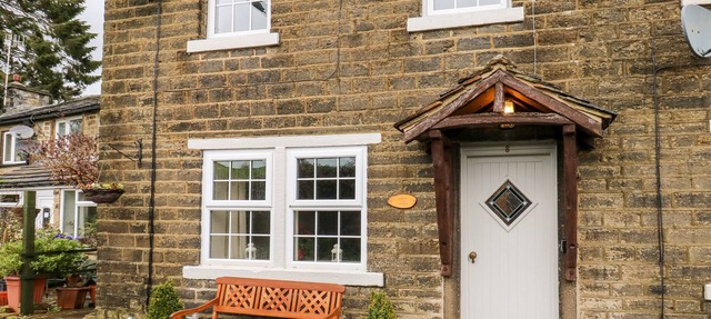 CHERRY TREE COTTAGE, pet friendly, with a garden in Harden