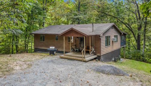 Chesnutt Cabin - Riverfront, Fire Pit, Game Room, Wifi, Screen Porch, View, King Bed