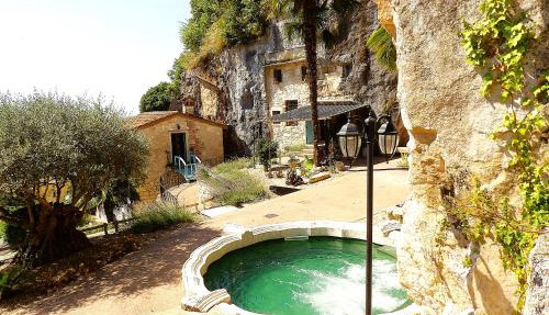 Chez Les Grottes