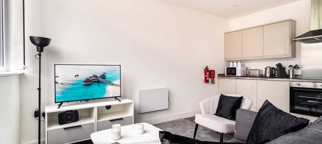 Chic 1BR Wrexham Apt, Walk to Station