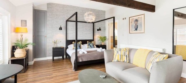 Chic and central studio apartment with parking
