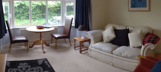 Chic country apartment stunning views, near villages & easy reach of London