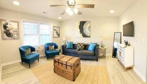 Chic Oasis: 3BR, 2BA, Private Deck