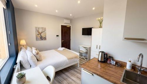 Chic Studio Auto Check-In, 15 Min to Central