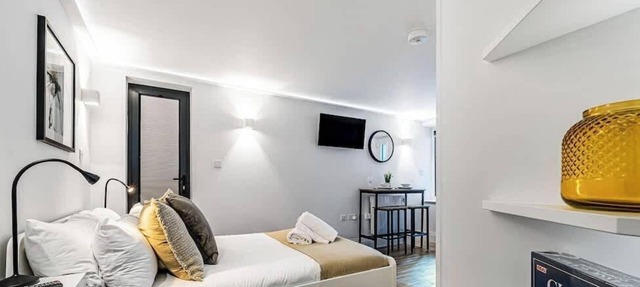 Chic Studio Steps from Windsor Castle