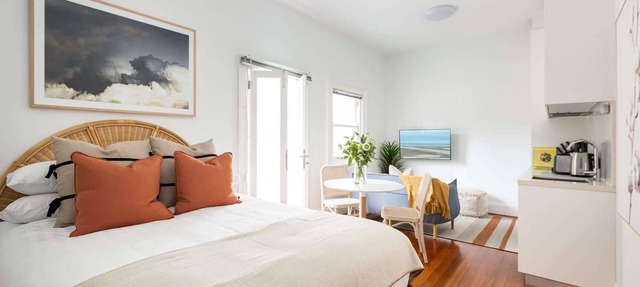 Chic Studio With Patio 20 min From CBD