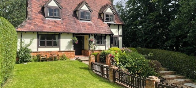 Classic Chilterns Cottage in lovely countryside