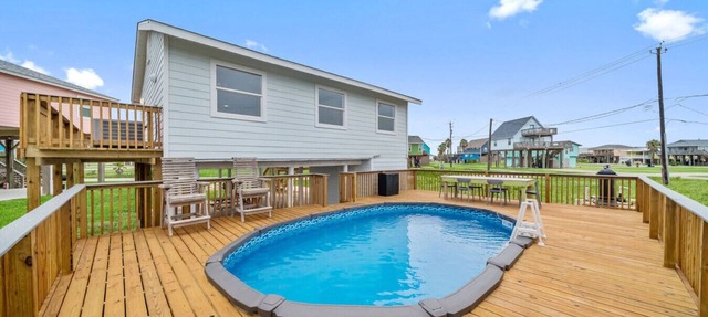 Classic, Cozy Bungalow With Large Deck Near Beach