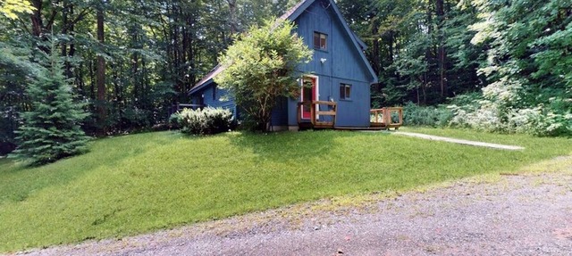 Classic, dog-friendly cabin in the woods w/private deck