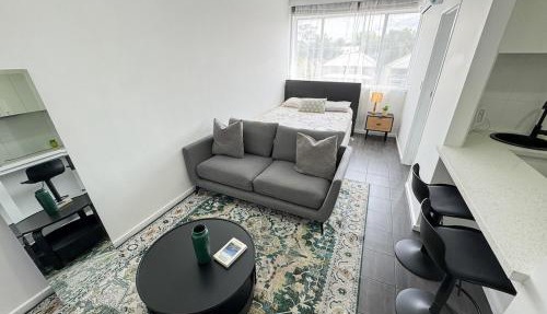 Clean Bright Studio Apartment - Walkable Location