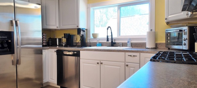 Clean Central Spacious Top Unit w/Laundry